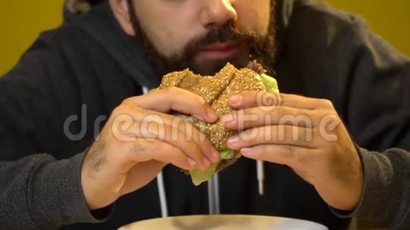 成年人吃汉堡快餐不健康食品慢动作视频的预览图