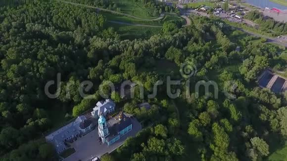 在城市公园上空飞行莫斯科市中心的绿树美丽的夜空视频的预览图