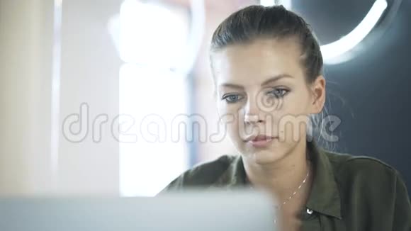把年轻女子的脸贴在笔记本电脑上视频的预览图