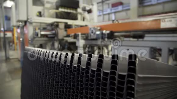 冶金厂包制铝板工人视频的预览图