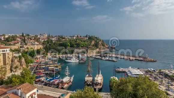在土耳其安塔利亚旧城镇游艇港和红房子屋顶的鸟瞰图视频的预览图