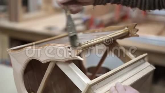 男子手工清漆手工新筑巢箱在木艺工作室视频的预览图