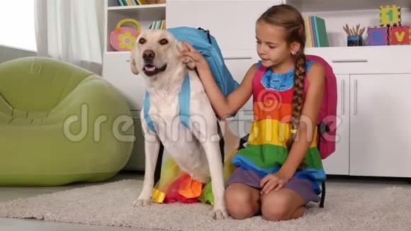 女孩玩狗背着书包视频的预览图