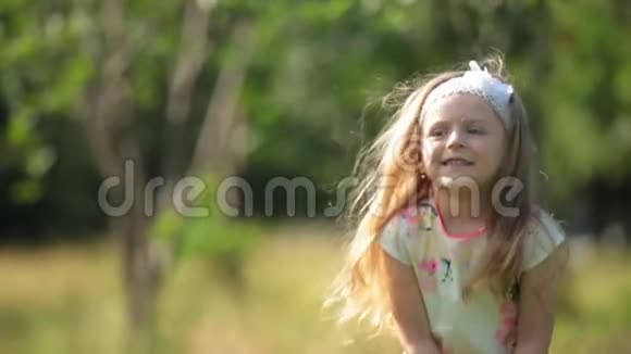 近景的小黑发女孩卷曲在一个动作她穿着白色的裙子跳跃奔跑视频的预览图