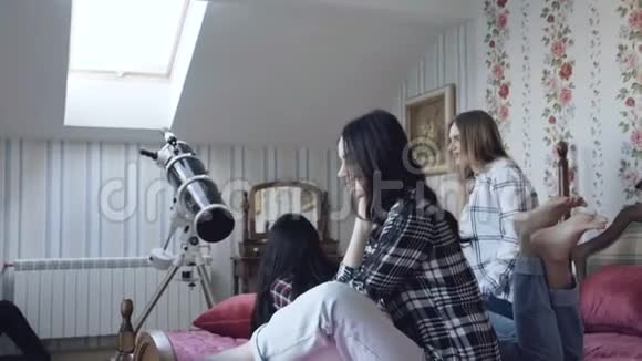 三个年轻的女孩在时髦的家里床上放松4K视频的预览图
