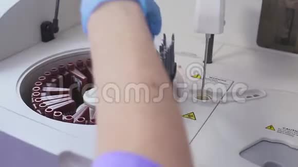 做血液测试的实验室工作人员把管子装进机器里助手把药瓶装进实验室视频的预览图