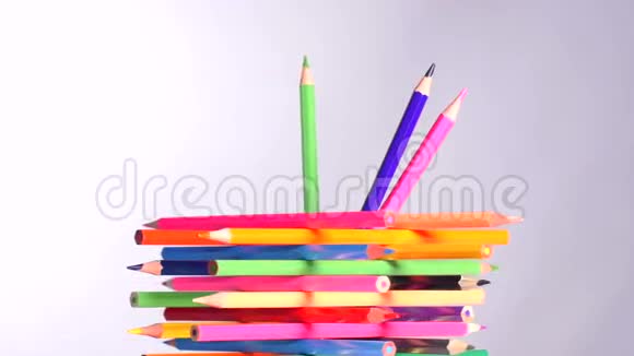 彩色铅笔在保持架视频的预览图