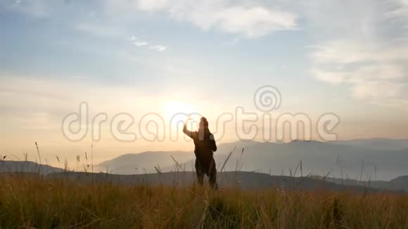 日落时的人剪影自由概念视频的预览图