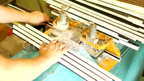 生产制造pvc窗男工在机床上切割一个窗筛用于生产视频的预览图