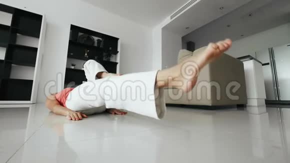 健身妇女在地板上做足底运动在家里训练腿视频的预览图