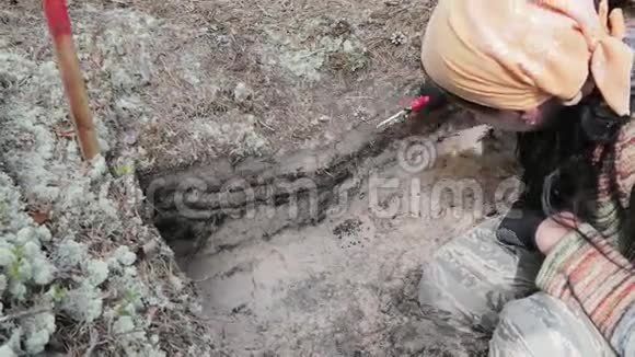 考古清除坑壁上的植物根视频的预览图