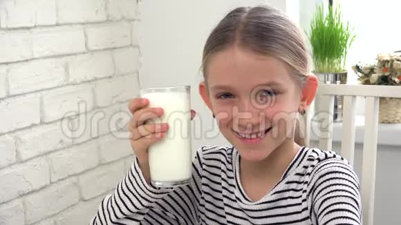 厨房早餐提供儿童饮用牛奶女孩品尝奶制品视频的预览图