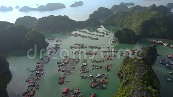 浮水村在海洋湾上空高飞视频的预览图