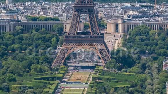 从法国巴黎的蒙帕纳斯塔和埃菲尔铁塔和香榭丽舍大道的空中俯瞰视频的预览图