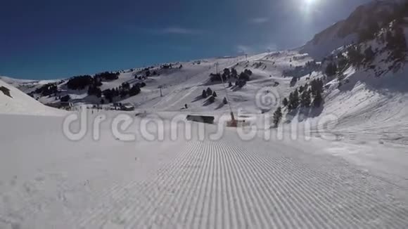 滑雪者在山坡上的山上雪猫的轨道上旅行视频的预览图