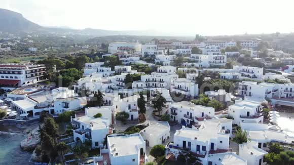 克里特岛白色希腊房屋的空中全景视频的预览图