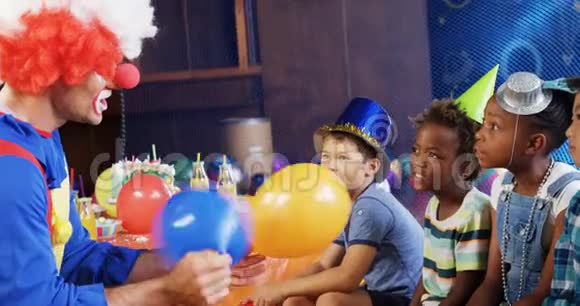 小丑在生日派对4k期间和孩子们玩视频的预览图