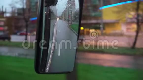 雨天公共汽车行驶视频的预览图