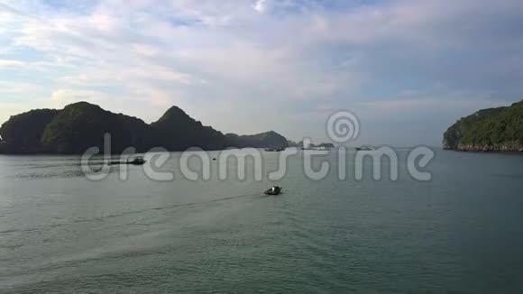划艇航行沿海洋湾及离岛视频的预览图