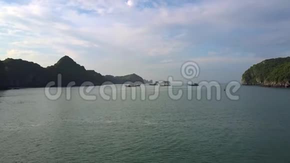 从群岛到海洋湾的传统船的Flycam移动视频的预览图