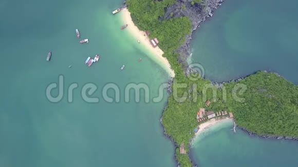 在海湾有海滩的奇形岛上方旋转视频的预览图