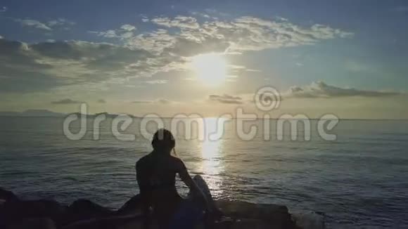 在日出的海洋天空中做瑜伽的女人视频的预览图