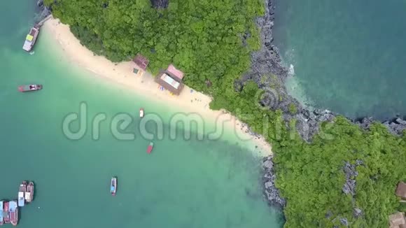 Drone在TranquilAzure湾和落基岛上空盘旋视频的预览图