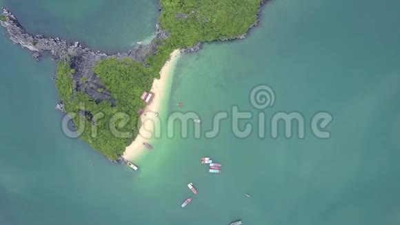 宁静的Azure海湾中极具诗意的高鸟瞰岛视频的预览图