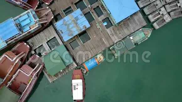 笛卡尔靠近有浮动房屋和农场的码头视频的预览图