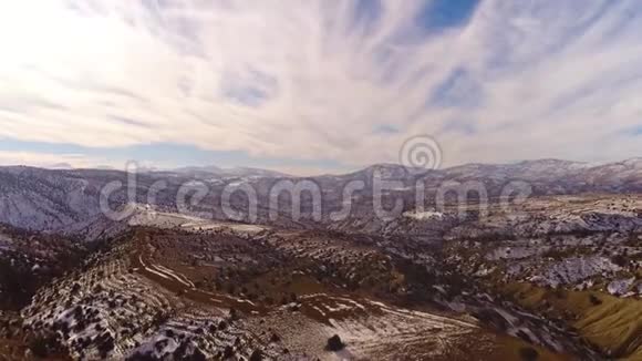 飞机飞越土耳其美丽的雪山4k视频的预览图