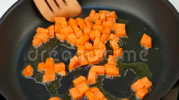 在煎锅上用油搅拌胡萝卜片视频的预览图
