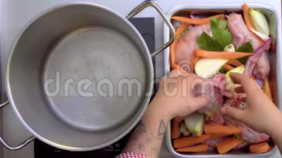 厨师的俯视图将配料加入锅中视频的预览图
