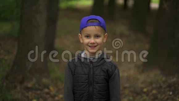 一个拿着一块钱的男孩的肖像一个欧洲人模样的人手里拿着一块便士板微笑着秋天视频的预览图