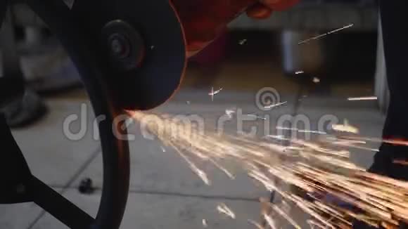 师傅用角磨机切割金属制品视频的预览图