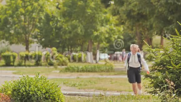 快乐的十一岁女学生放学后背着背包跑步视频的预览图