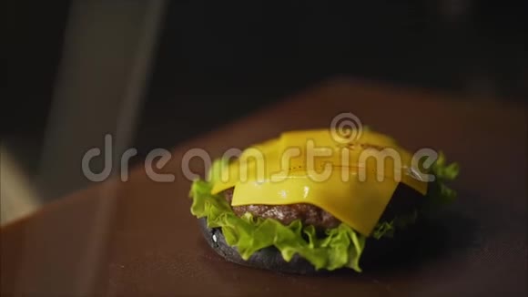 烤架上烤奶酪汉堡肉排的特写镜头视频的预览图