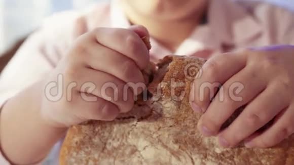 近距离观看年轻的玛娜的手在桌子上打破面包菜习俗和传统招待费视频的预览图