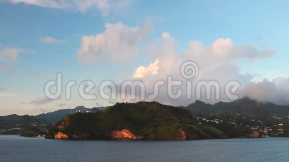 热带岛屿和云层圣文森特和格林纳丁斯视频的预览图