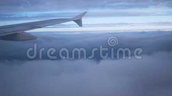 机翼飞机在云层上方飞行视频的预览图