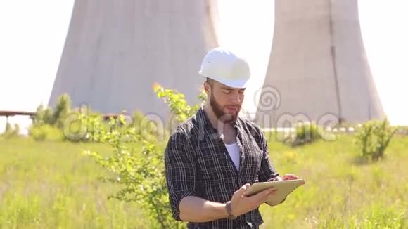 男性工程师在户外使用平板电脑视频的预览图