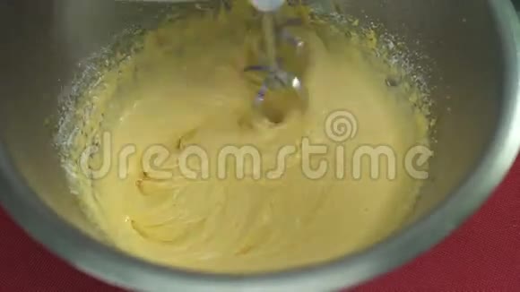 用碗里的面粉打鸡蛋视频的预览图
