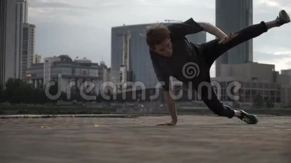 帅哥跳霹雳舞视频的预览图