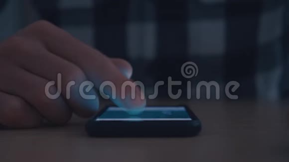 人手手指滚动智能手机在黑暗中视频的预览图