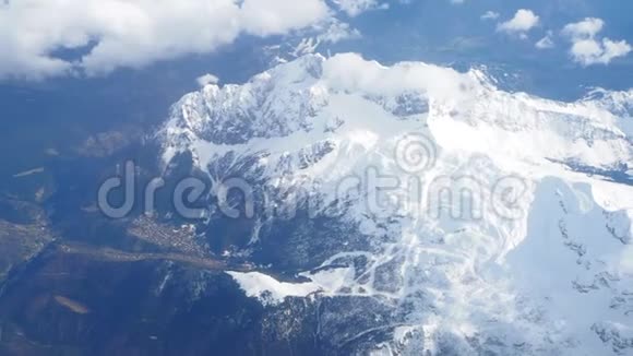 春天从飞机的窗户上看到的普雷斯拉纳山还有很多雪视频的预览图