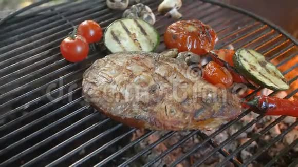 健康的鱼菜用白海鱼在烤架上煎牛排配烤蔬菜辣椒视频的预览图