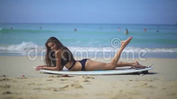 穿冲浪板泳装的女人视频的预览图