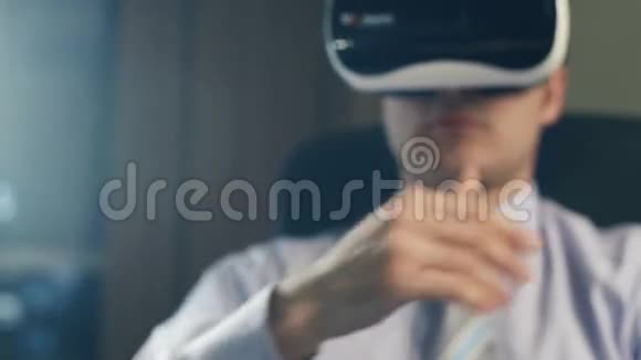 穿着虚拟现实谷歌VR眼镜的商人在现代办公室工作视频的预览图