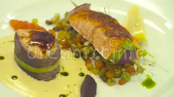 鱼和蔬菜现成的菜视频的预览图