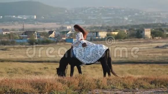 年轻女子骑马在草地上视频的预览图