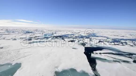穿过北极的海冰视频的预览图